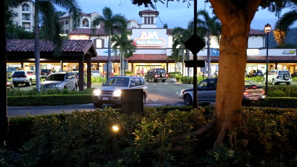 Auto Mercado grocery store in Playas del Coco